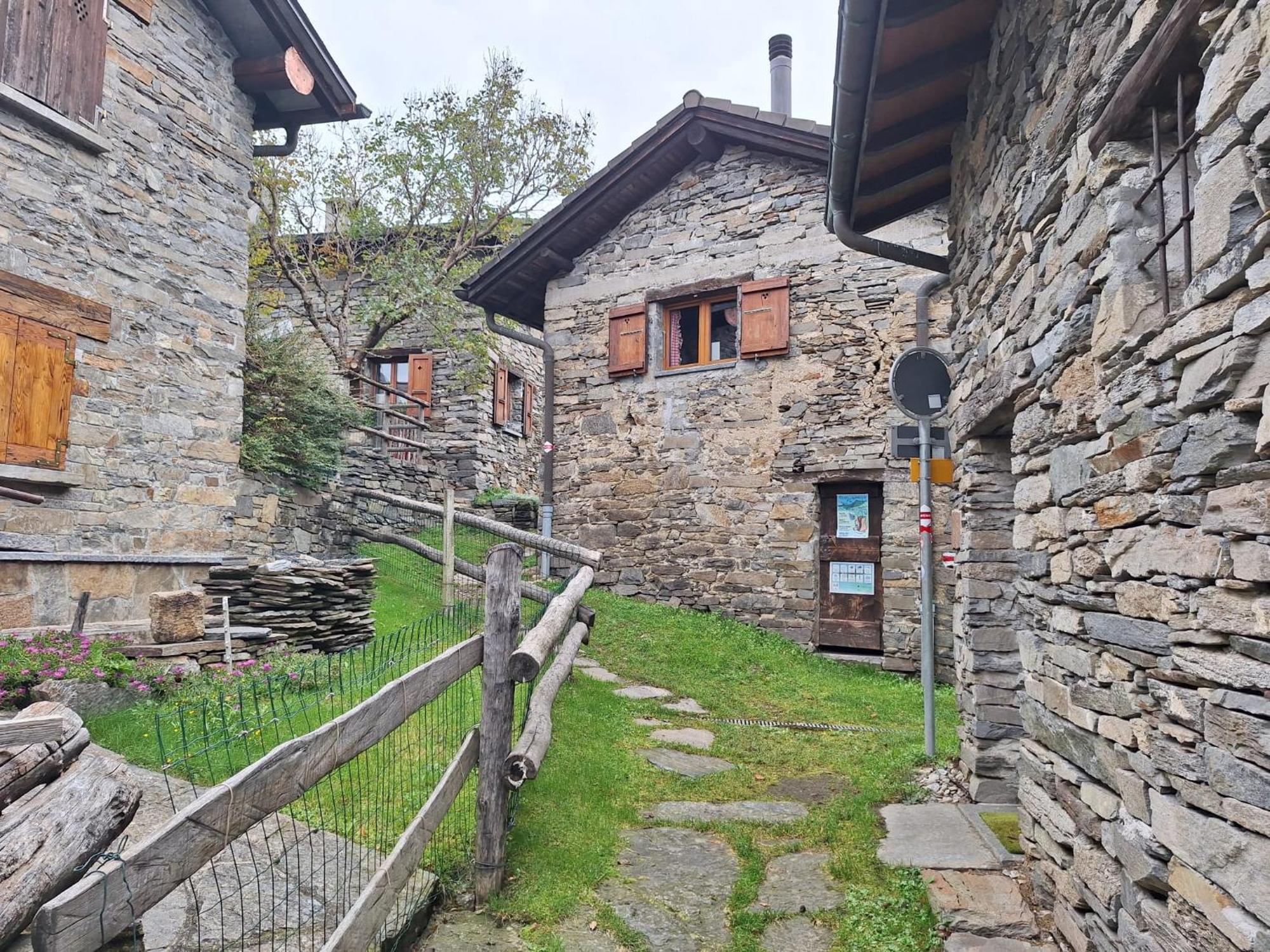 Hotel I Viaggi Del Lea Cadenazzo Exterior foto